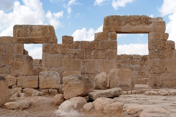 Double entrée en pierre à l'ancien temple en ruine — Photo