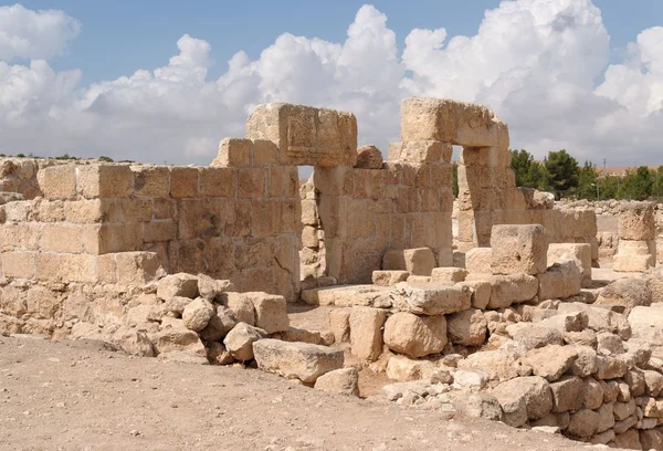 Kő-bejárattal és ősi, romos templom falán — Stock Fotó