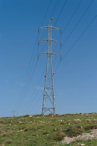 Dois suportes de aço da linha de transmissão de energia — Fotografia de Stock