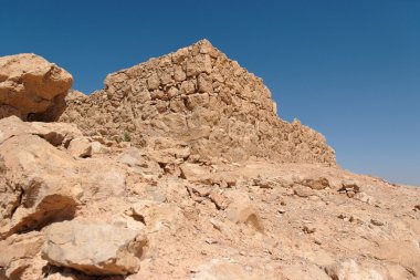 Çölde tepedeki antik taş kulenin kalıntıları