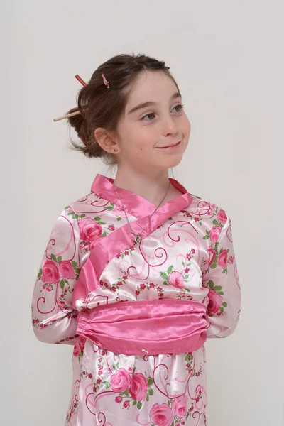 Schattige lachende meisje in Japanse maskerade kostuum — Stockfoto