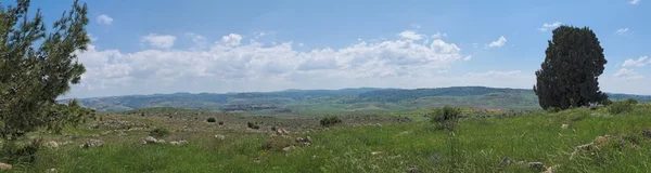 Panorama delle colline mediterranee in primavera — Foto Stock