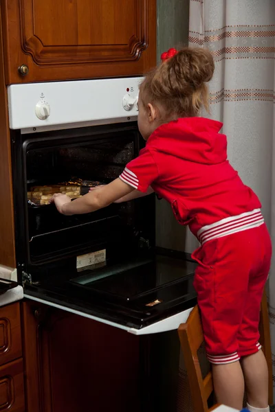 Ein kleines Mädchen kocht — Stockfoto