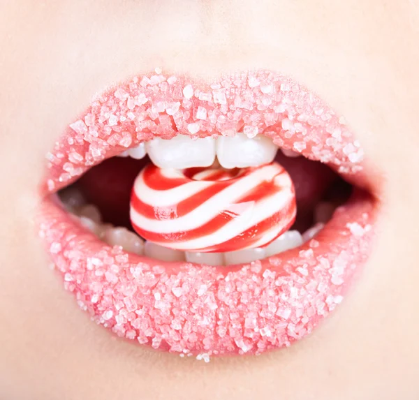 Um pirulito na boca — Fotografia de Stock