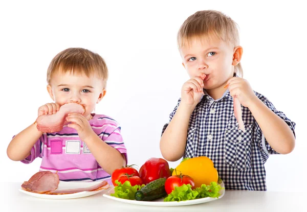 Хлопчики і тарілки з овочами і м'ясом — стокове фото
