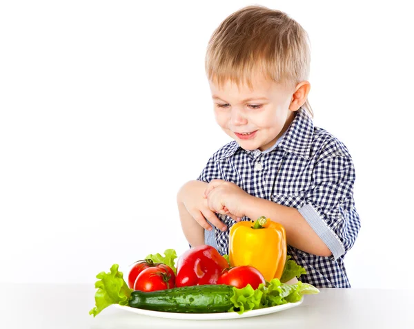Хлопчик і тарілка з овочами — стокове фото