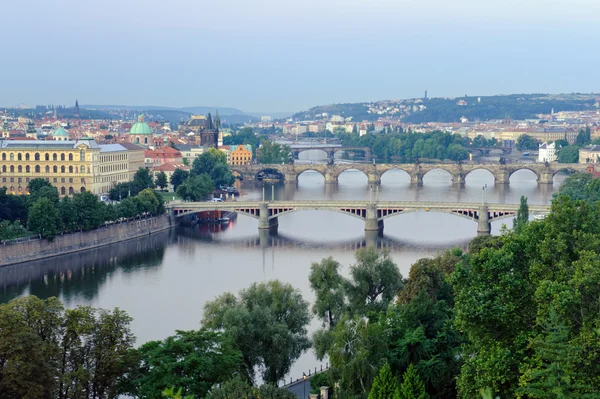 Zobrazit na pražské mosty na východ slunce — Stock fotografie