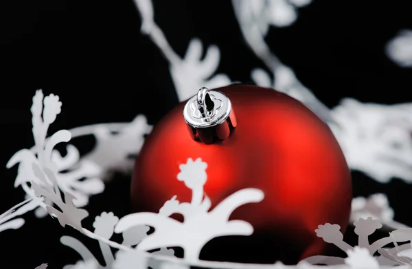 Decoración navideña con guirnalda blanca. Foco profundo poco profundo — Foto de Stock