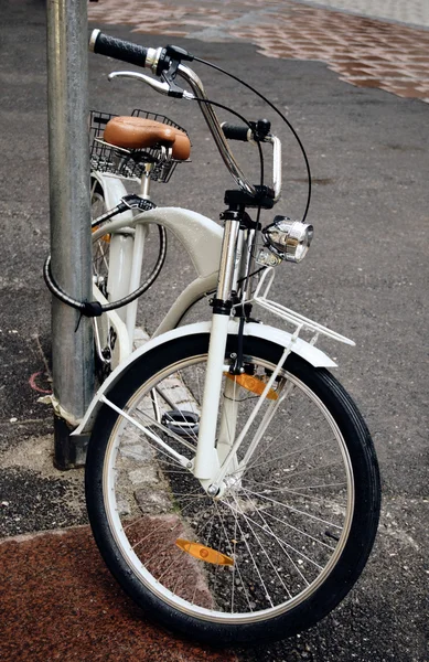 Bicicletas estacionadas na rua — Fotografia de Stock