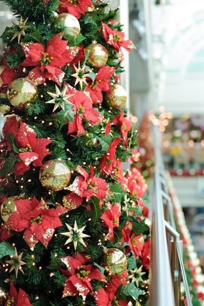 Süslenmiş Noel ağacı — Stok fotoğraf