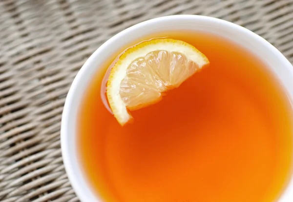 Tee mit einer Zitrone — Stockfoto