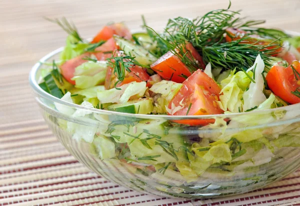 Verse groenten Salade met tomaat, sla, komkommer verse plantaardige salade — Stockfoto