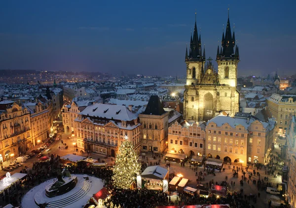 Gamla stans torg i Prag i juletid. natt. Royaltyfria Stockbilder