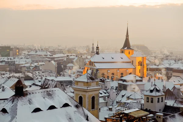 Χειμώνα χιόνι Πράγα στο ηλιοβασίλεμα — Φωτογραφία Αρχείου