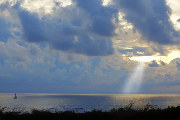 Ιστιοπλοϊκό Στο Ηλιοβασίλεμα Στο Νερά Της Καραϊβικής — Φωτογραφία Αρχείου