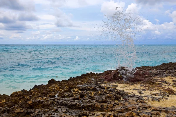 Ett Blåshål Sprutande Vatten Aruba Västindien — Stockfoto
