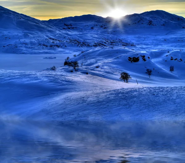 ノルウェーの山々 に霧水と冬の風景 — ストック写真