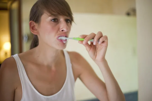 Donna pulizia dei denti — Foto Stock