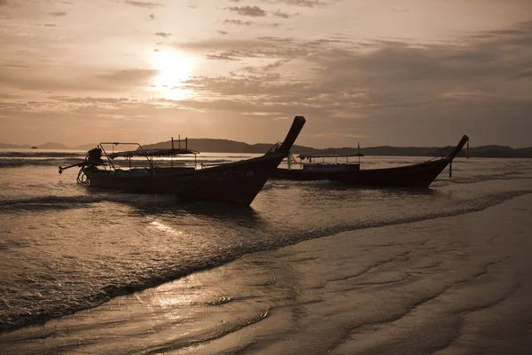 Uzun kuyruk tekneler sahilde — Stok fotoğraf