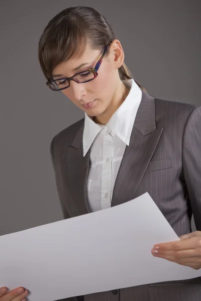 Geschäftsfrau mit Dokument — Stockfoto