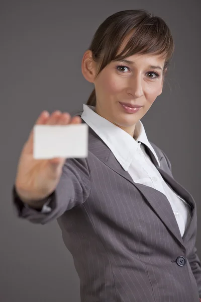 Γυναίκα προβολή επαγγελματικής κάρτας — Φωτογραφία Αρχείου