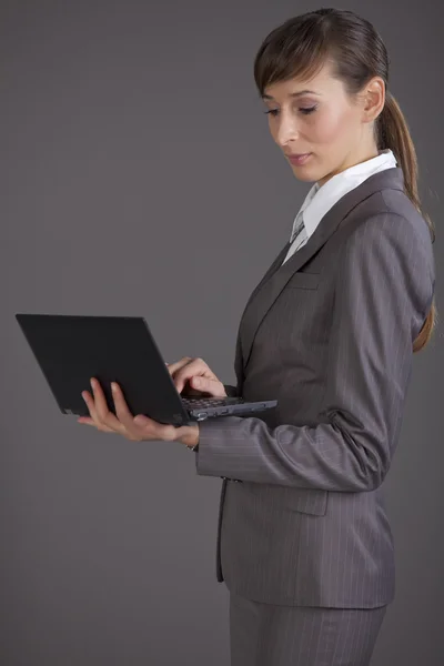 Mulher de negócios com computador — Fotografia de Stock
