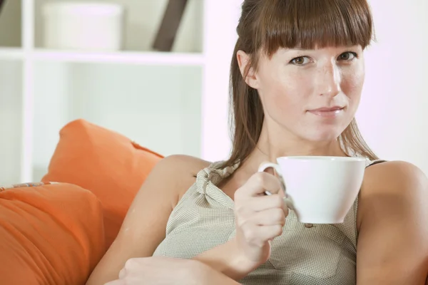 カップお茶を持つ女性 — ストック写真