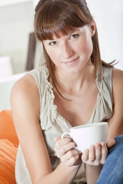 女人控股杯咖啡 — 图库照片