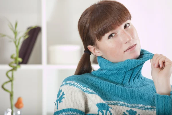 Женщина в вязаном свитере — стоковое фото