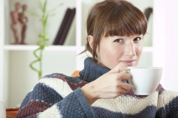 Frau im Pullover trinkt Tee — Stockfoto