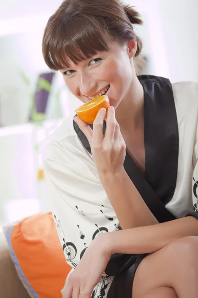 Frau isst Orange — Stockfoto