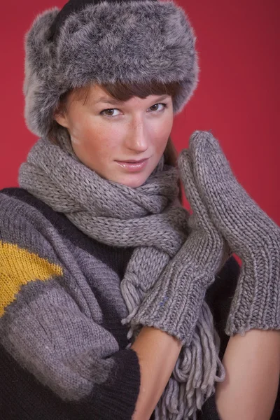 Kvinna i vinter mössa och vantar — Stockfoto