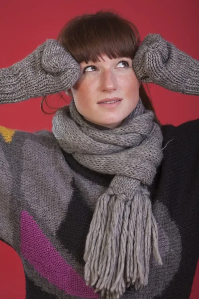 Случайная женщина в свитере — стоковое фото