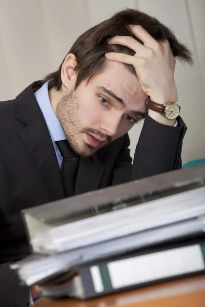 Frustrovaný muž se složkami — Stock fotografie