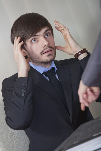 Trabalhador masculino no escritório em stress — Fotografia de Stock