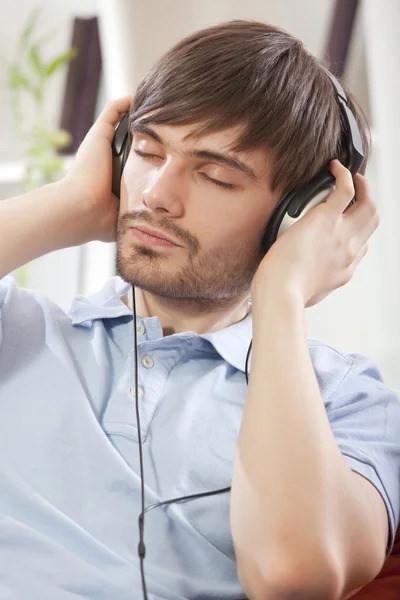 Άνθρωπος ακούει μουσική — Φωτογραφία Αρχείου