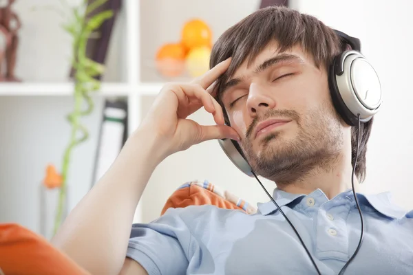Muž v sluchátka relaxační — Stock fotografie