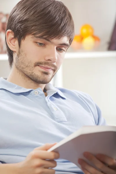 Hombre leyendo libro en casa — Foto de Stock