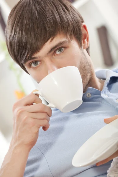Muž doma pití čaje — Stock fotografie