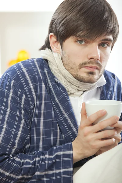 Homem doente com chá de xícara — Fotografia de Stock