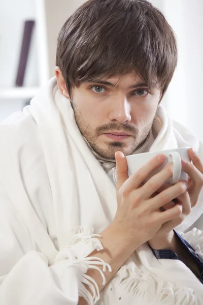 Hombre enfermo con té — Foto de Stock