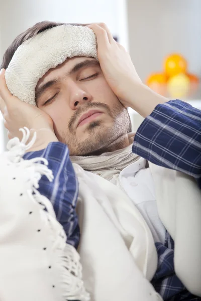 Hombre enfermo con fiebre alta — Foto de Stock