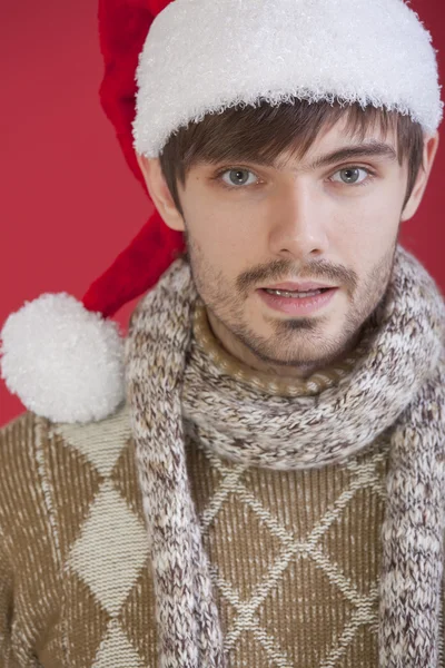 Jonge man in Kerstman hoed — Stockfoto