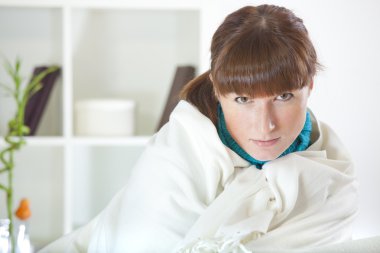 kadın kanepe kilim ile kaplama