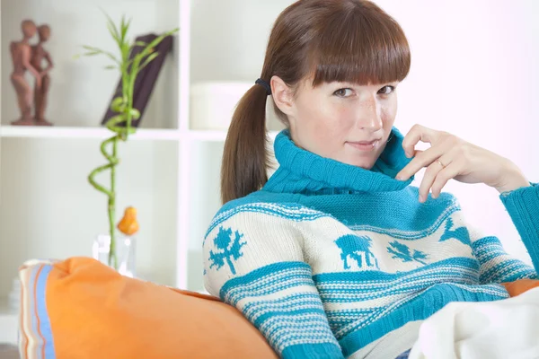 Nő a téli ruhák otthon — Stock Fotó