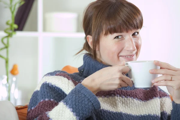 Donna a casa a bere tè — Foto Stock