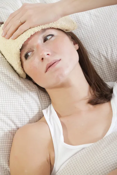 Mujer con temperatura en la cama —  Fotos de Stock