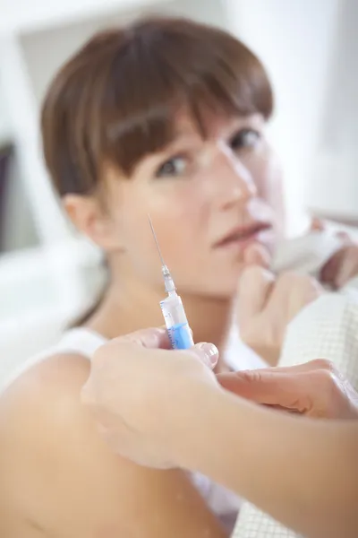 Patient in fear for syringe — Stock Photo, Image