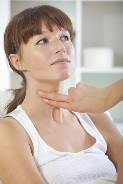 Doctor checking pulse on throat — Stock Photo, Image