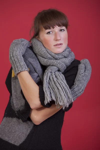 Женщина в вязаном зимнем свитере — стоковое фото